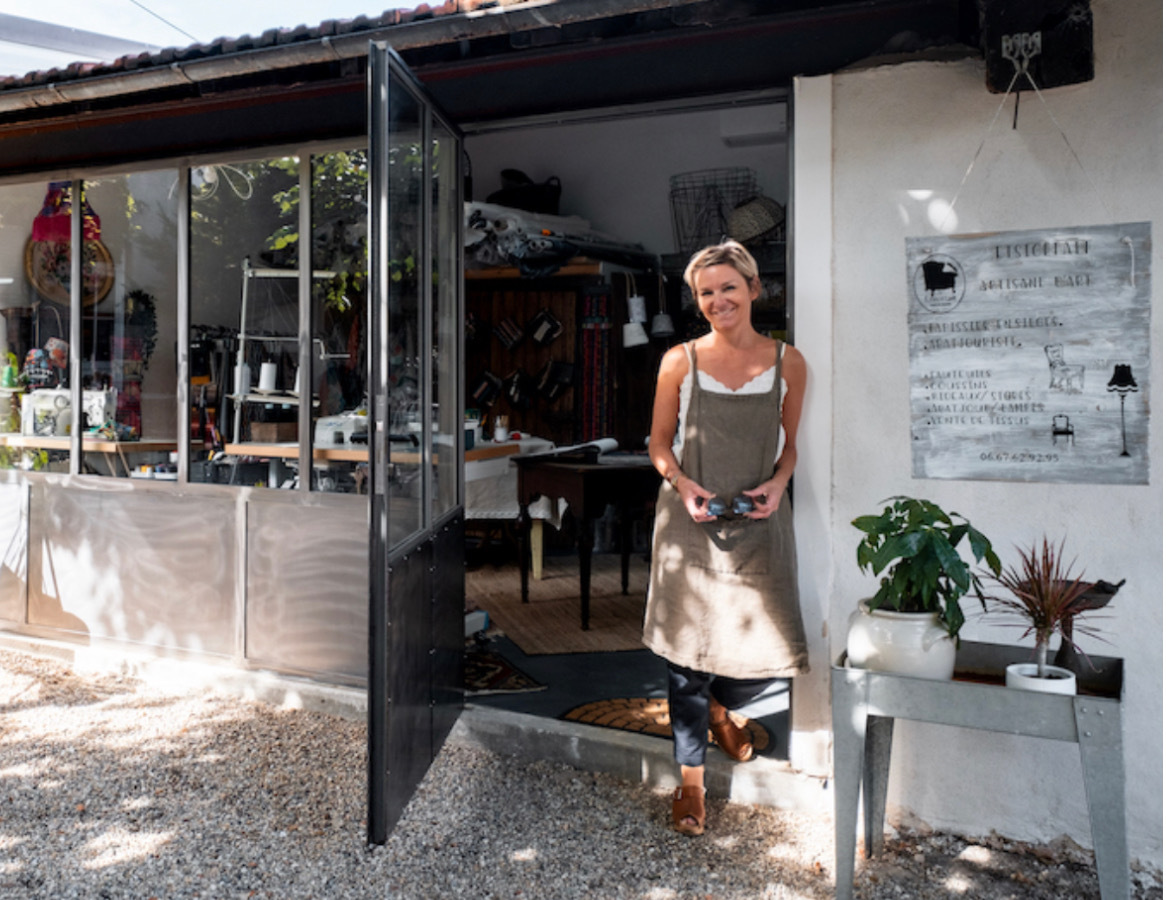 Artisane tapissière et abat-jouriste devant son atelier de Lyon ouest