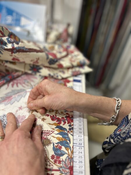 Les mains d'une artisane tapissière et abat-jouriste de Lyon ouest