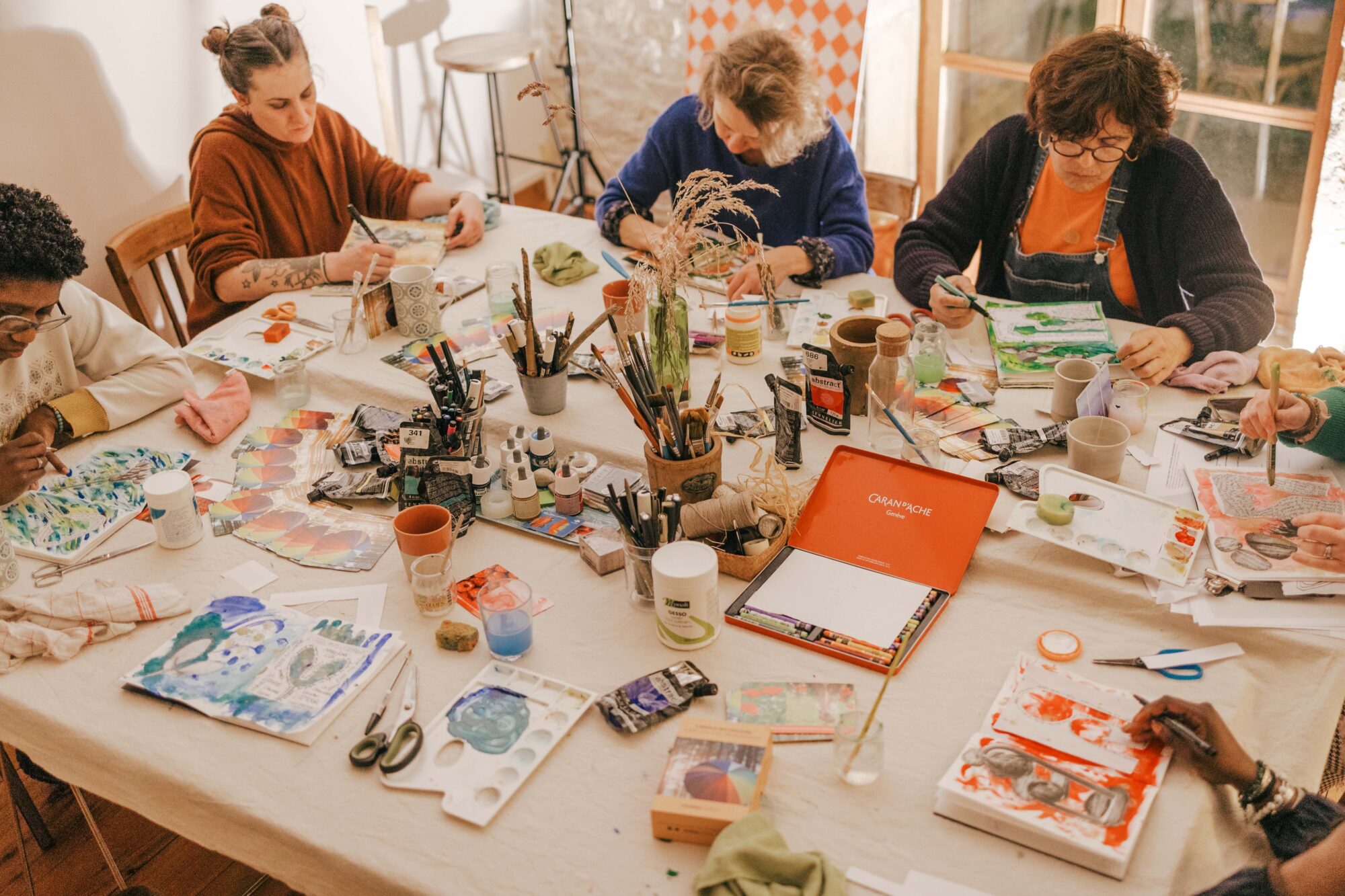 Trois femmes lors d'un atelier créatif