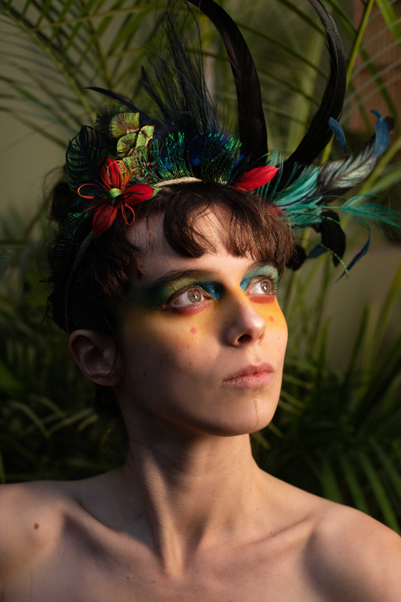Coiffe en plumes colorées d'inspiration ethnique faite main par une artisane plumassière