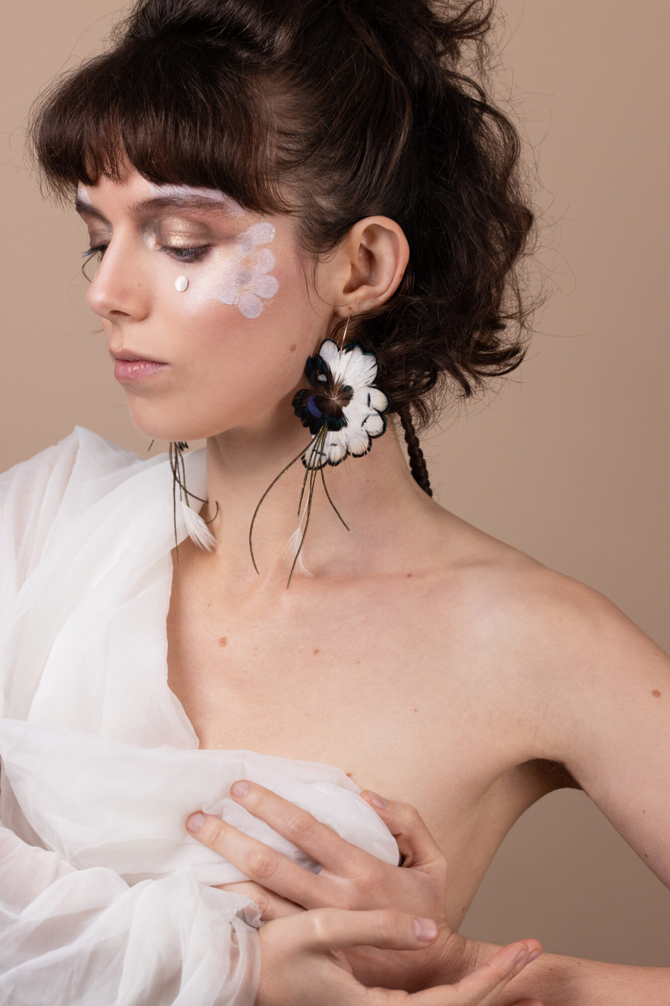 Femmes avec boucles d'oreilles en plumes noires et blanches