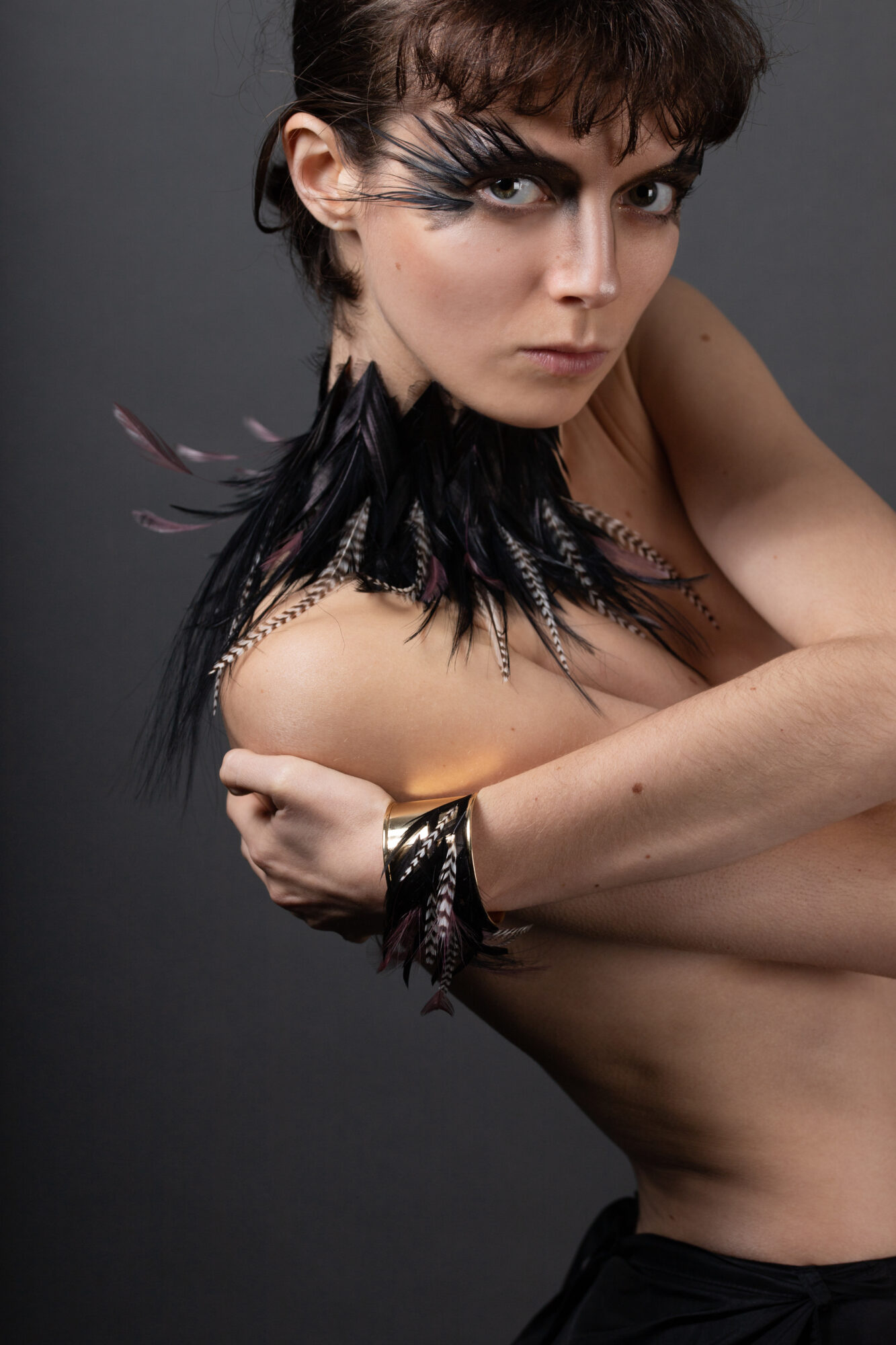 Buste de femmes avec bracelets, collier et boucles d'oreilles en plumes