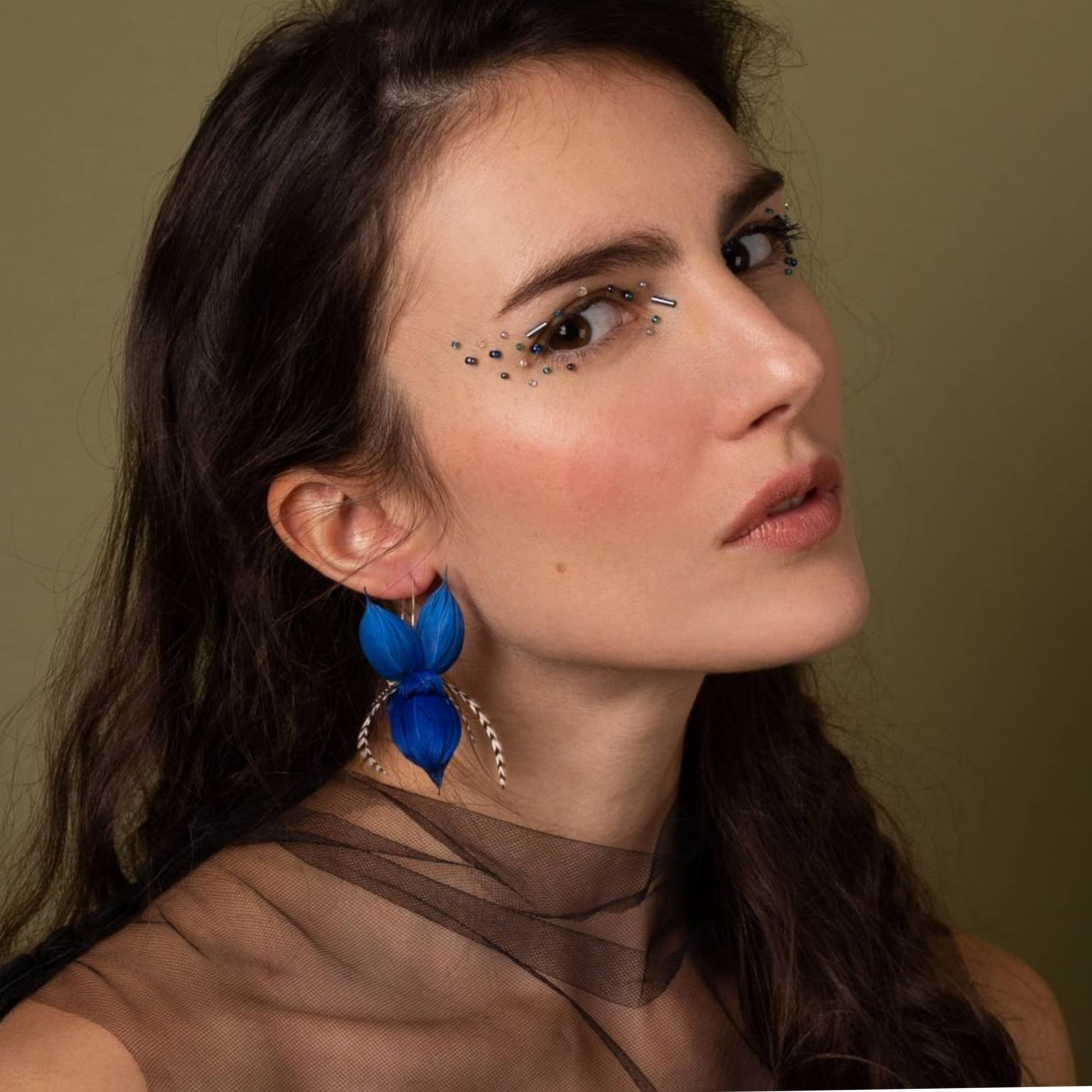 Focus sur femmes boucles d'oreilles bleues en plumes