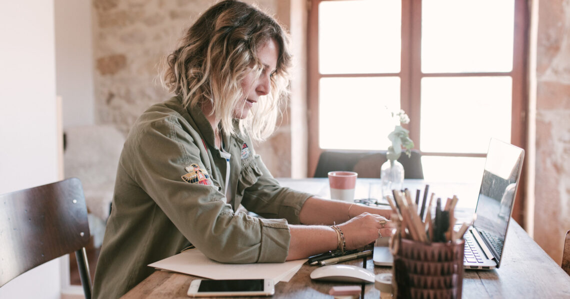 Femme artiste à l'oeuvre sur son ordinateur