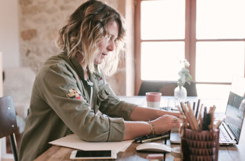 Femme artiste à l'oeuvre sur son ordinateur