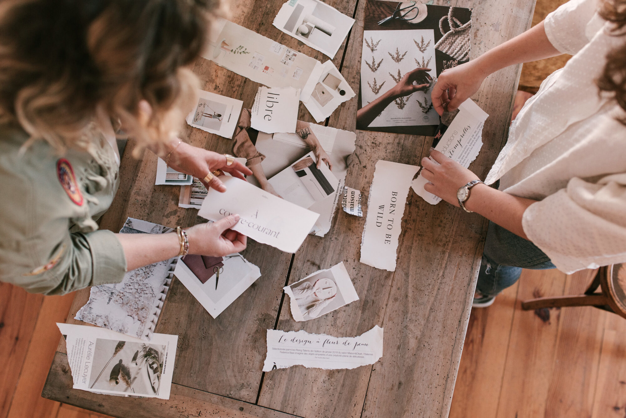 Deux femmes artistes font des collages sur une table en bois br