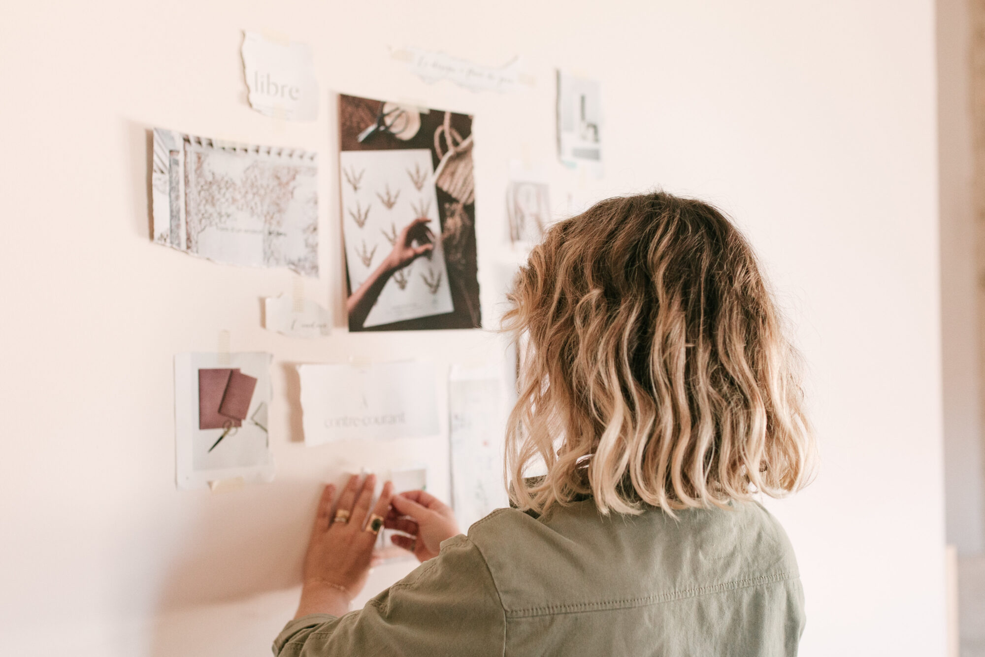 Création d'un moodboard artistique sur un mur
