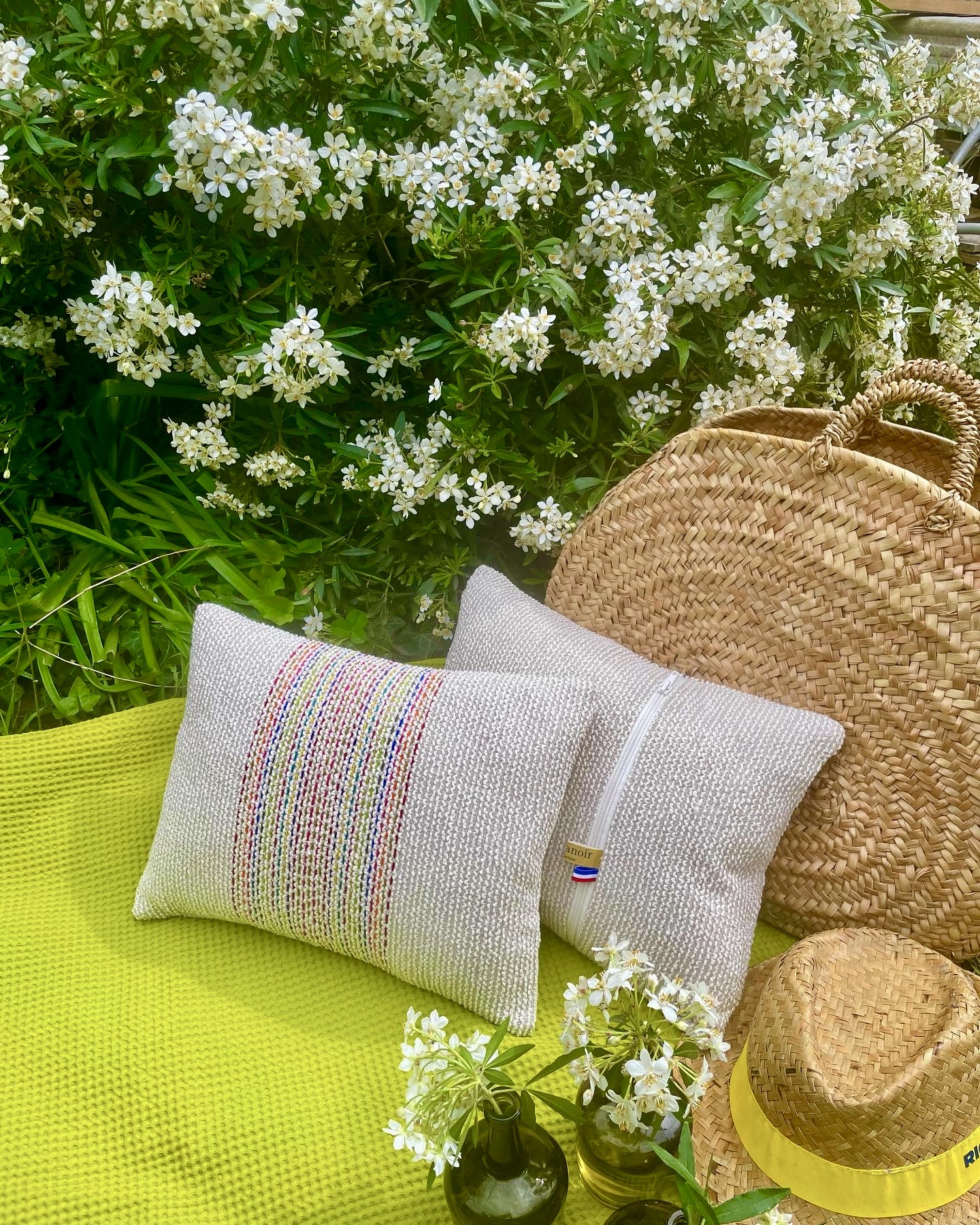 La décoration en famille, déjeuner sur l'herbe avec quelques coussins et d'autres jolis objets de décoration