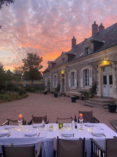 Une table joliment dressée devant le Manoir Déco