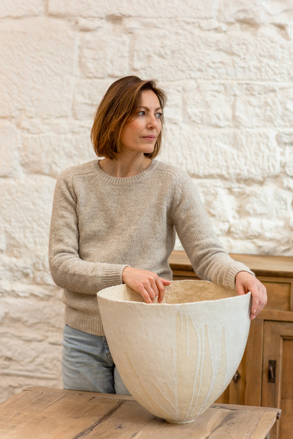 Lisa Chamoun dans son atelier avec une de ses créations