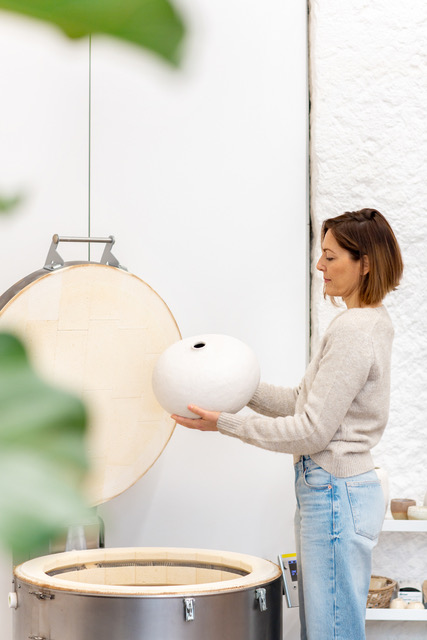 Emaillage d'un vase en céramique Lisa Chamoun