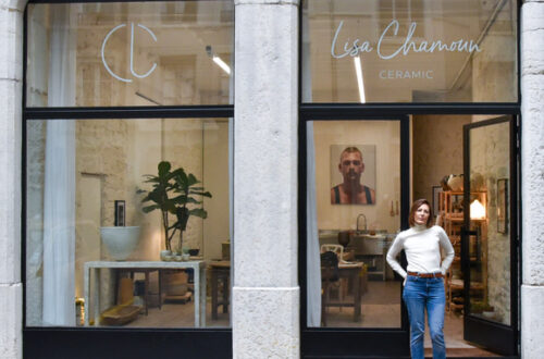Devant son atelier, Lisa Chamoun, la céramique thérapeutique