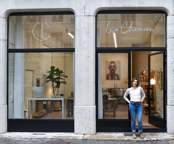 Devant son atelier, Lisa Chamoun, la céramique thérapeutique