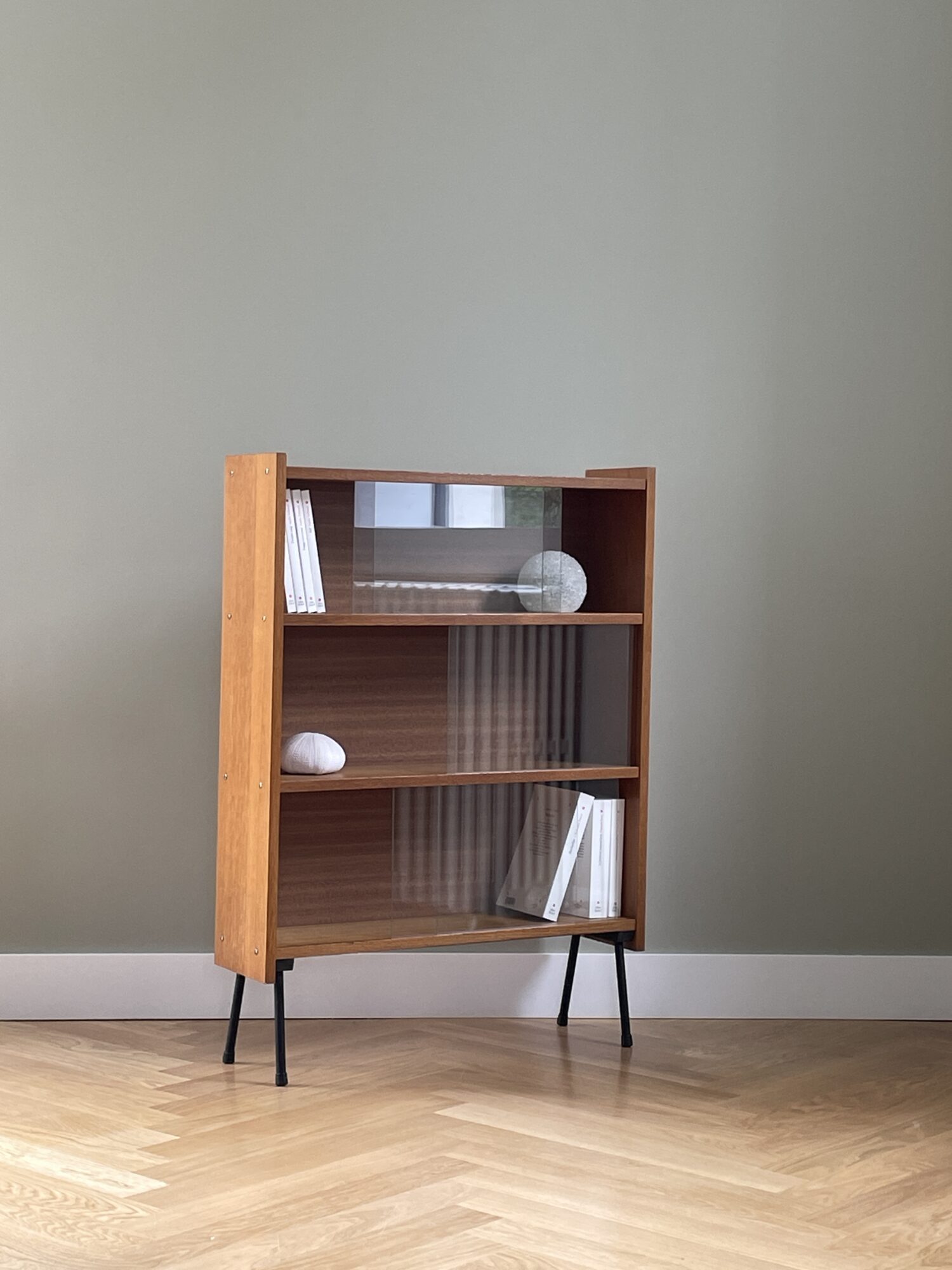 Etagère en bois massif aux pieds compas Broc Lover 