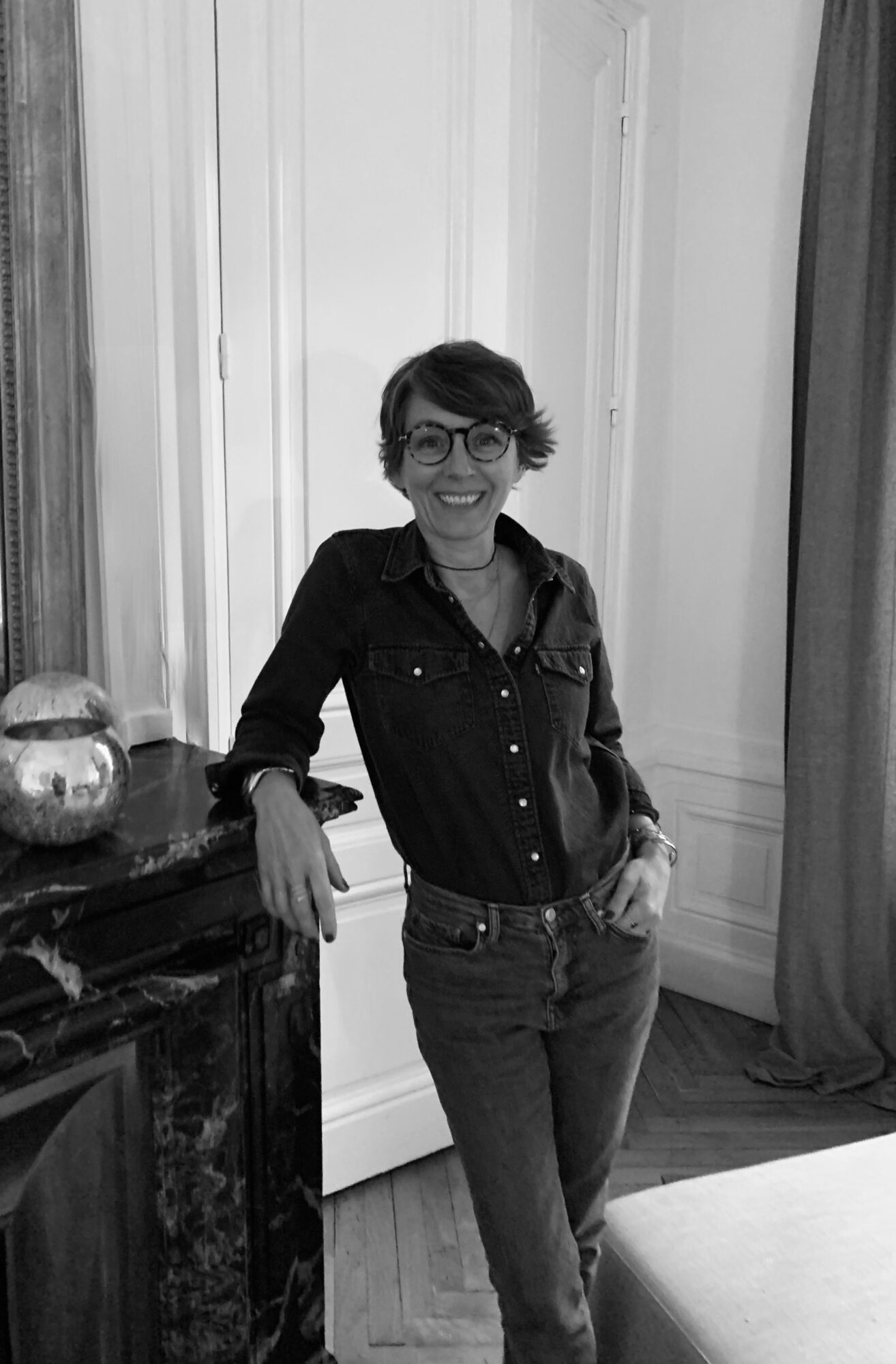 Portrait en pied d'Isabelle Paillard Brunet de Broc Lover, brocante en ligne