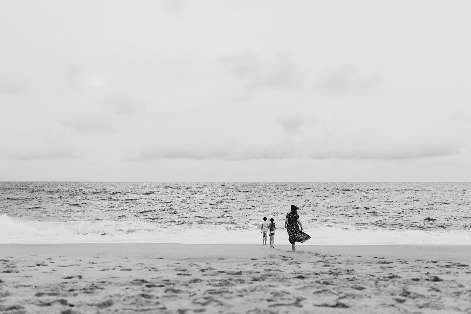 Amélie Clairet et ses enfants, photo de bord de mer. 