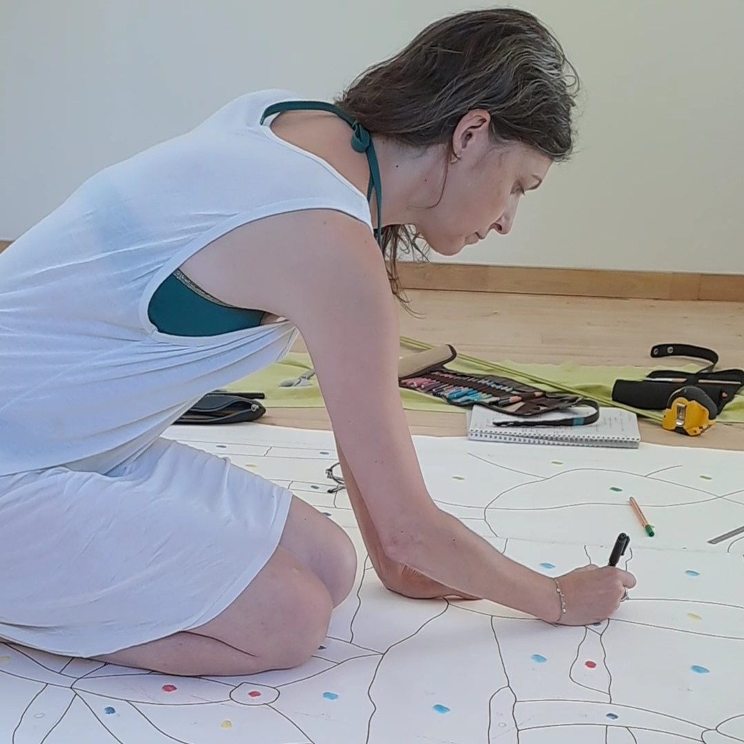 Isabelle Adragna dessine son vitrail décoratif