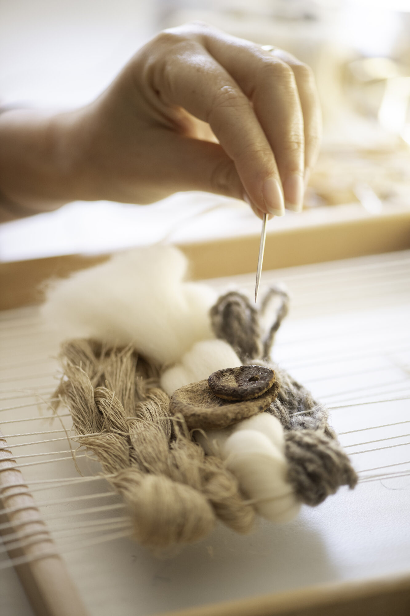 Les mains à l'oeuvre d'une artisane textile engagée
