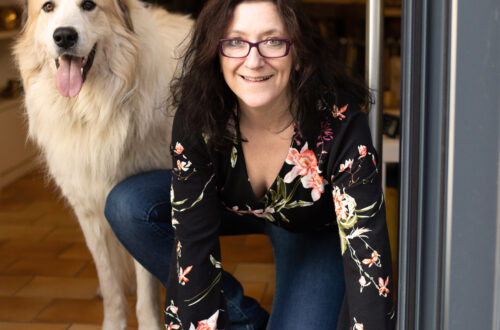 Frédérique Tilly devant son atelier de bronzier